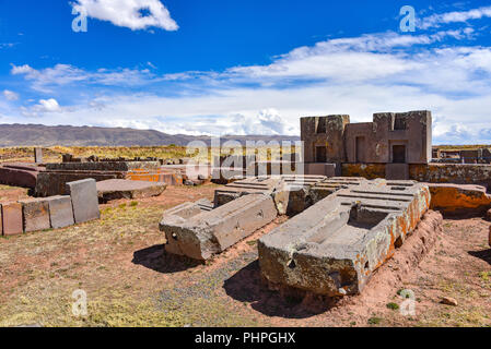 Kunstvolle Schnitzereien in megalithischen Stein bei Puma Punku, Teil der Tiwanaku archäologischer Komplex, ein UNESCO-Weltkulturerbe, in der Nähe von La Paz, Bolivien. Stockfoto