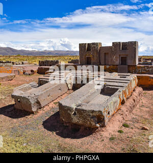 Kunstvolle Schnitzereien in megalithischen Stein bei Puma Punku, Teil der Tiwanaku archäologischer Komplex, ein UNESCO-Weltkulturerbe, in der Nähe von La Paz, Bolivien. Stockfoto