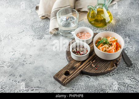 Kohl Salat mit vegetarischen Gericht. Stockfoto