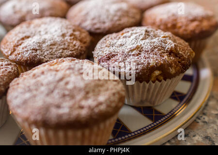 Batch an hausgemachten frisch gebackenen Kuchen oder Muffins Stockfoto
