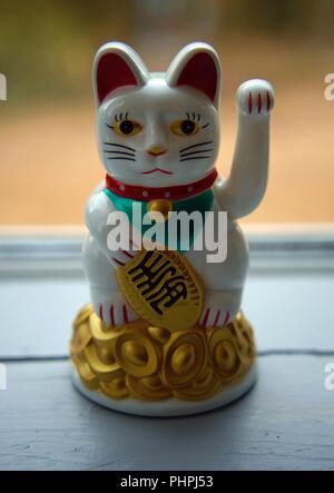 Maneki-Neko winkende Glückskatze einladende statue Figur Stockfoto