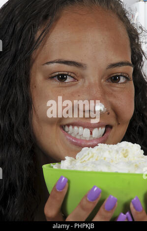 Frau mit Schlagsahne Stockfoto