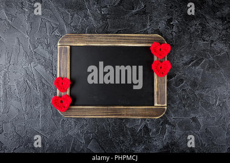 Valentinstag Konzept mit Schiefertafel und Herzen Stockfoto