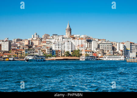 Die wunderschöne Aussicht auf das Galata Tower über das Goldene Horn, Istanbul, Türkei Stockfoto