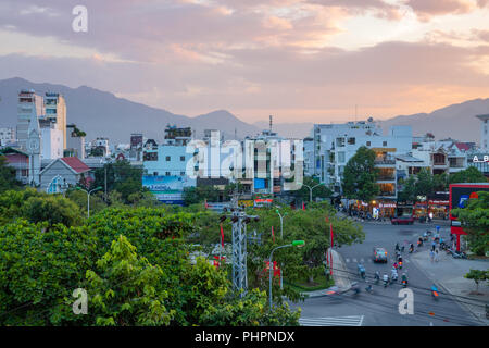 Nha Trang, Vietnam - 30. August 2018: Der wunderschöne Sonnenuntergang Himmel über der Stadt am 30. August 2018 in Nha Trang, Vietnam Stockfoto