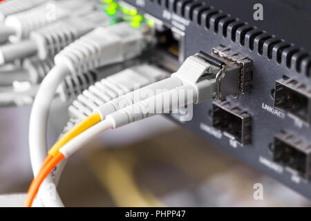 In der Nähe von high speed Fibre-Channel-Switch und Kabel im Rechenzentrum Stockfoto