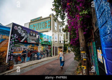 Balmy Alley, eine Straße in der Mission District von San Francisco, Kalifornien. Die meisten konzentrierte Sammlung von Wandmalereien in San Francisco. Stockfoto