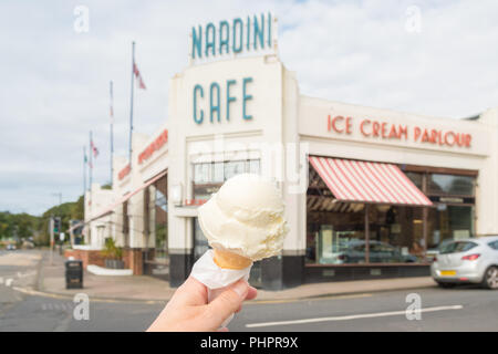 Hand Nardinis Eis außerhalb Nardini Cafe und Eisdiele, Largs, Schottland, Großbritannien Stockfoto
