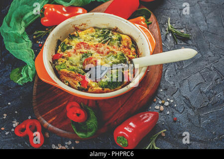 Frittata mit Brokkoli Keramisch Stockfoto