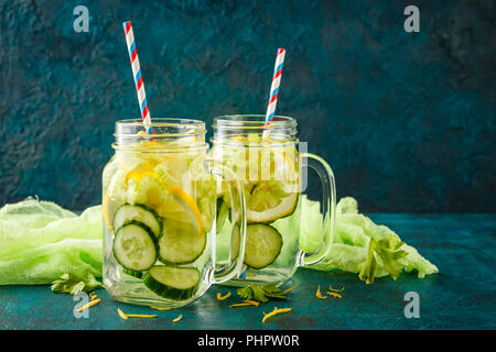 Detox Wasser mit Gurke Stockfoto