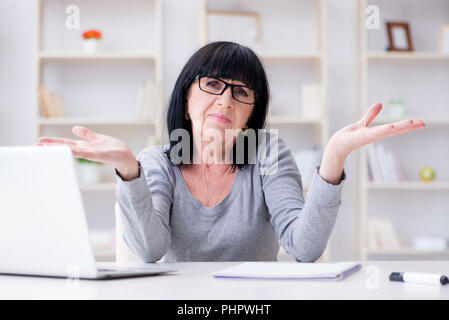 Ältere Frau am Computer zu kämpfen Stockfoto