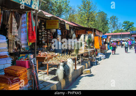 Kathmandu, Nepal - 13.04.2018: Verkaufsstände in den Pashupatinath Tempel, 13. April 2018, Kathmandu, Nepal. Stockfoto