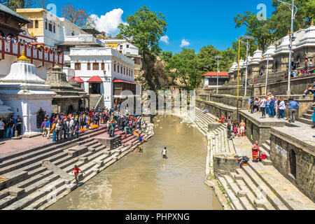 Kathmandu, Nepal - 13.04.2018: Beerdigung Zeremonie am Ufer des Bagmati Fluss in dem Pashupatinath Tempel, 13. April 2018, Kathmandu, Nepal. Stockfoto