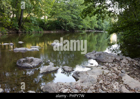 Felsen im Flussbett der Fluss Aveyron werden aufgedeckt nach einer langen Dürre in Laguépie, Tarn-et-Garonne, Royal, Frankreich Anfang September Stockfoto