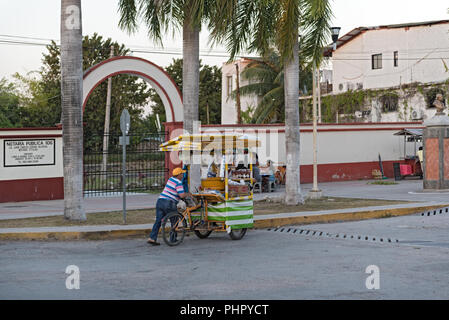 Straßenhändler mit Dreirad in Bacalar, Quintana Roo, Mexiko. Stockfoto