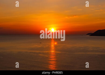 Island Ocean magischen Sonnenuntergang Asien Urlaub Reisen Anblick Rot Orange Violett Stockfoto