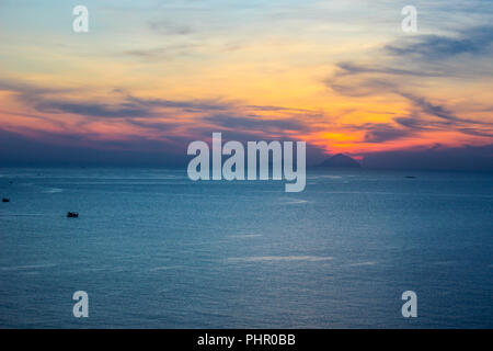 Island Ocean magischen Sonnenuntergang Asien Urlaub Reisen Anblick Rot Orange Violett Stockfoto