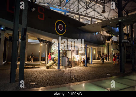 Museum des Warschauer Aufstandes (Muzeum Powstania Warszawskiego) Innenraum in Warschau, Polen, Ausstellung mit Liberator B-24 Flugzeug, ein US-amerikanischer schwerer Bomber Stockfoto