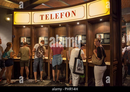 Telefone zu 'Anrufe' von Aufständischen im Museum des Warschauer Aufstandes (Museum des Warschauer Aufstands, Muzeum Powstania Warszawskiego) in Warschau, Pola hören Stockfoto
