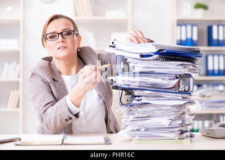 Geschäftsfrau sehr beschäftigt mit laufenden Schreibarbeit Stockfoto