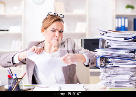 Geschäftsfrau sehr beschäftigt mit laufenden Schreibarbeit Stockfoto