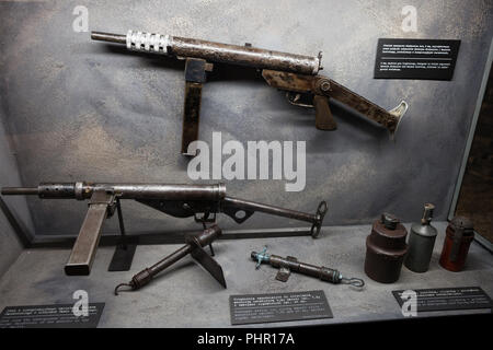 Aufständischen Waffen - błyskawica (Lightning) 9-mm-Maschinengewehr und STEN Maschinenpistole im Museum des Warschauer Aufstands (Museum des Warschauer Aufstandes) in Warschau, Polen Stockfoto