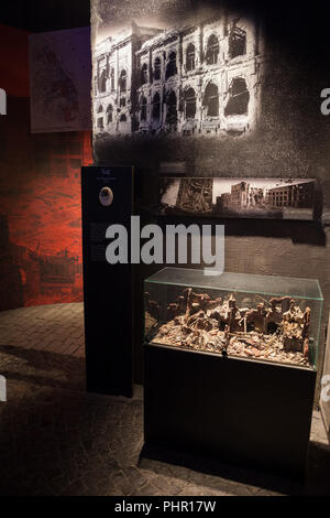Stadt in Ruinen Ausstellung im Museum des Warschauer Aufstandes (Muzeum Powstania Warszawskiego) in Warschau, Polen, zerstört von Deutschen während des Zweiten Weltkriegs Stockfoto