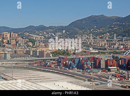 Genua, Italien - 27. AUGUST 2018: Luftaufnahme der Morandi Brücke, die sich über die Häuser von über Fillak und über Porro am 14. August zusammen, 2018 Die re Stockfoto