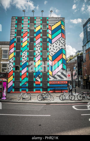 Camille Walala's Traum Gebäude auf Singer Straße kommen, neben der alten Straße Kreisverkehr im East End von London, Großbritannien Stockfoto