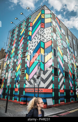 Camille Walala's Traum Gebäude auf Singer Straße kommen, neben der alten Straße Kreisverkehr im East End von London, Großbritannien Stockfoto