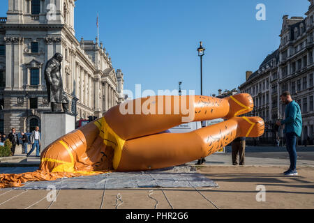 Riesige Luftschiff der Londoner Bürgermeister Sadiq Khan trägt einen gelben Bikini wird aufgeblasen, bereit, über Parliament Square in London zu fliegen. Stockfoto