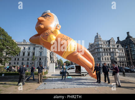 Riesige Luftschiff der Londoner Bürgermeister Sadiq Khan trägt einen gelben Bikini wird aufgeblasen, bereit, über Parliament Square in London zu fliegen. Stockfoto