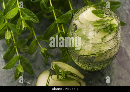 Erfrischende detox Cocktail mit Gurke, Minze und Eis im Glas Stockfoto