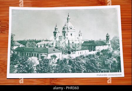 Vintage Schwarz und Weiß Postkarte zeigt Pažaislis Kloster und die Kirche der Heimsuchung in Litauen - Soziale Geschichte Stockfoto