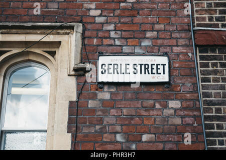 London, Großbritannien - 24 Juli, 2018: Straße Zeichen auf einer Seite eines Gebäudes auf serle Street in der Nähe von Lincoln's Inn Fields, der größten öffentlichen Platz in London, U Stockfoto