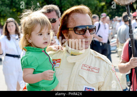 Emerson Fittipaldi mit enkeltochter am Goodwood Festival der Geschwindigkeit im Rennen Overalls. Die brasilianische Automobilindustrie Rennfahrer, Formel 1 und Indy 500 Stockfoto