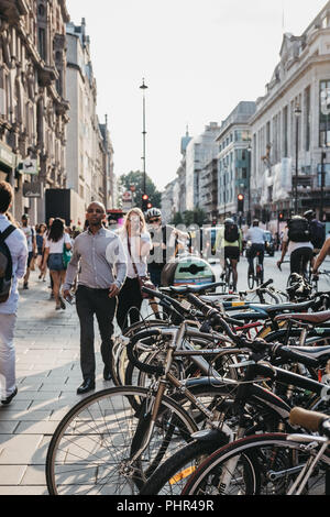 London, Großbritannien - 24 Juli 2018: Reihe von Fahrrädern auf der Oxford Street, einer Hauptverkehrsstraße in Westminster im West End von London geparkt, Vereinigtes Königreich Stockfoto