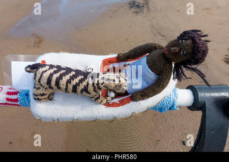 Garn Bombardierung dekorieren öffentlichen Ort mit gestrickten Objekte hier eine Darstellung des Lebens von Pi Geschichte mit einem Jungen und einem Tiger in einem Boot an Saltburn Pier Stockfoto