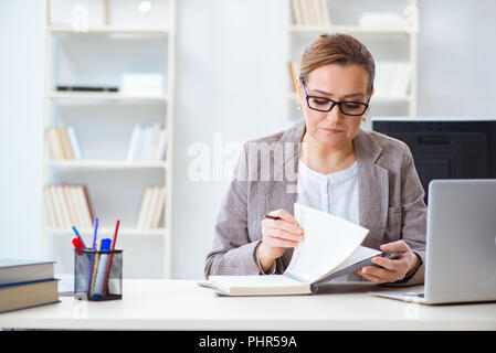 Geschäftsfrau, die Mitarbeiter, die im Büro Stockfoto
