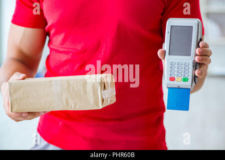 Paketversand mit Pos und Kreditkarte bezahlt Stockfoto