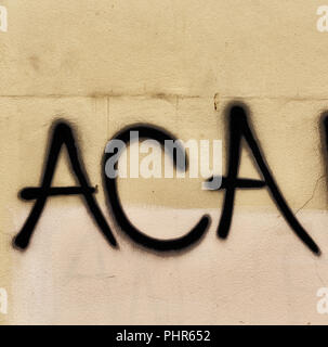 In der alten Mauer die gemalte Worte von acab wie Konzept der Gewalt anddivision Stockfoto