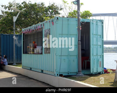 Essen und Getränke Shop von Shipping Container sanieren. Stockfoto