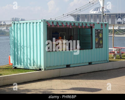 Essen und Getränke Shop von Shipping Container sanieren. Stockfoto