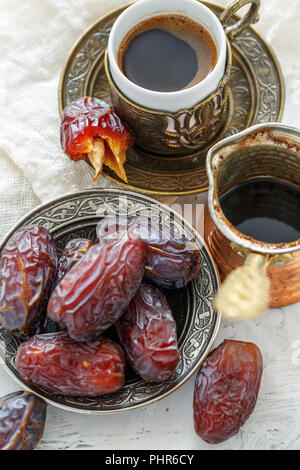 Termine auf einer Bronzetafel und schwarzen Kaffee Nahaufnahme. Stockfoto