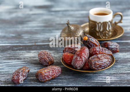 Termine auf der Platte und den schwarzen Kaffee. Stockfoto