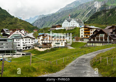 St. Christoph am Arlberg, Österreich - Juli 22, 2018: Hotels und Restaurants in St. Christoph am Arlberg im Sommer. Stockfoto