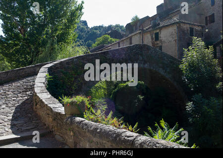 Die gotische Brücke über den Fluss Alrance Brousse-le-Château, Aveyron, Royal, Frankreich, Europa Stockfoto