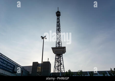 Berlin, Deutschland, 29. August 2018: Die alten Fernsehturm gegen die Sonne niedrig Stockfoto