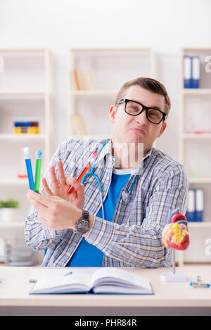 Junge student Studium der Chemie an der Universität Stockfoto