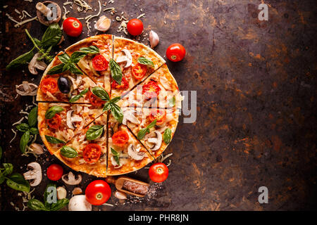 Zusammensetzung mit Pizza, Tomaten, Pilze und frischem Basilikum, Platz für Ihren Text Stockfoto